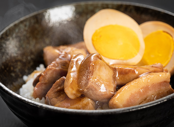 やわらかとろ〜り角煮丼（味付玉子入り）